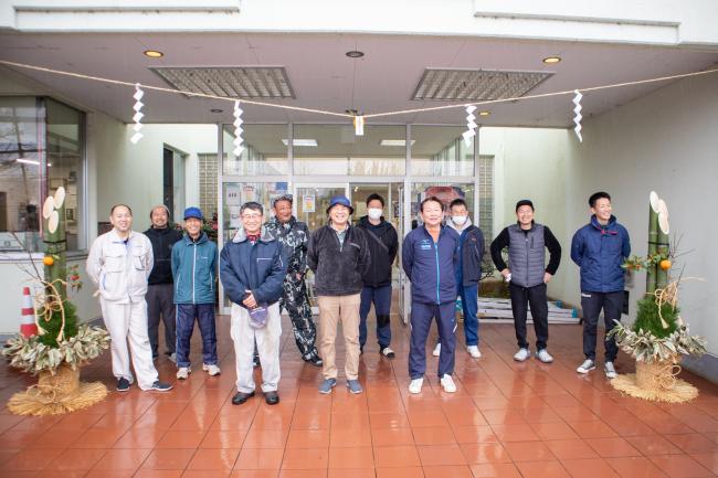 完成した門松と一緒に集合写真