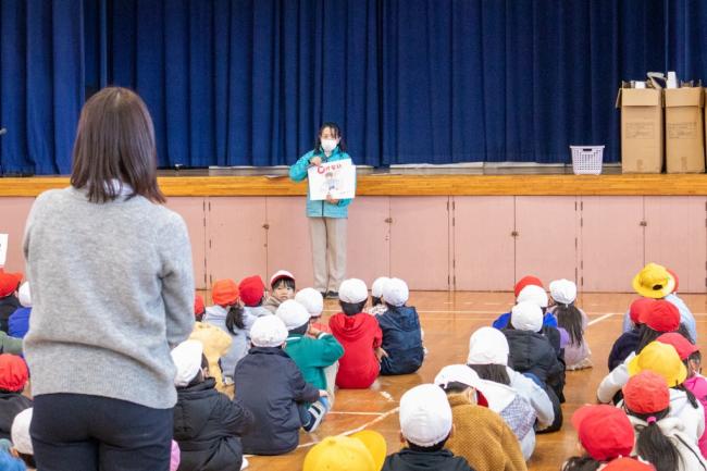 説明する校長先生の写真