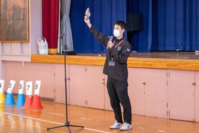 アルファ米を説明している職員の写真