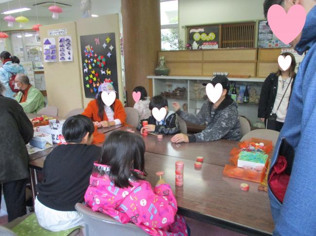 だるま落としで遊んでいる写真