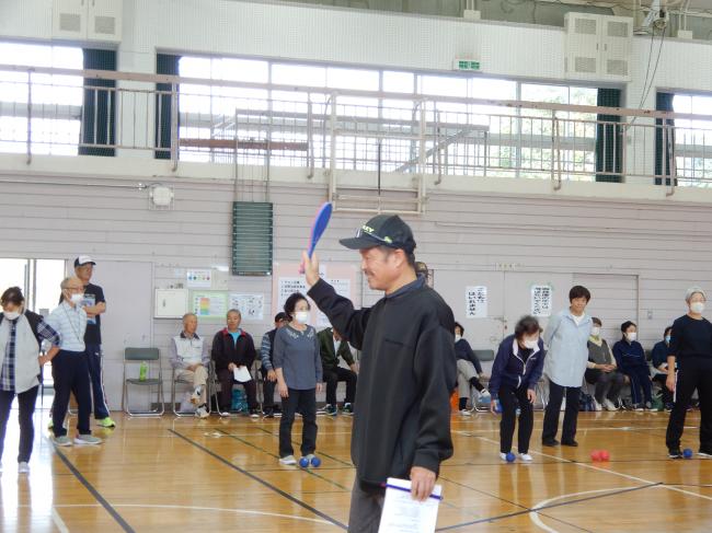 シニア世代のボッチャ交流会で審判を行っている様子