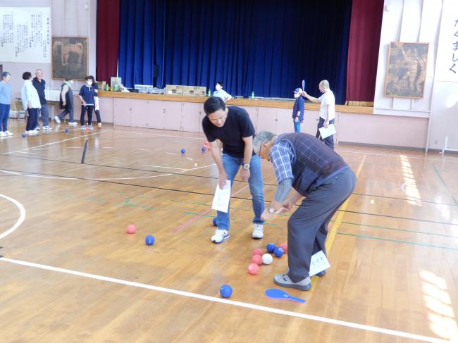 審判がボールの距離をはかっている様子