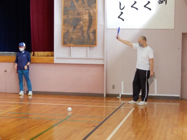 審判が次に投げるボールの色を支持している様子