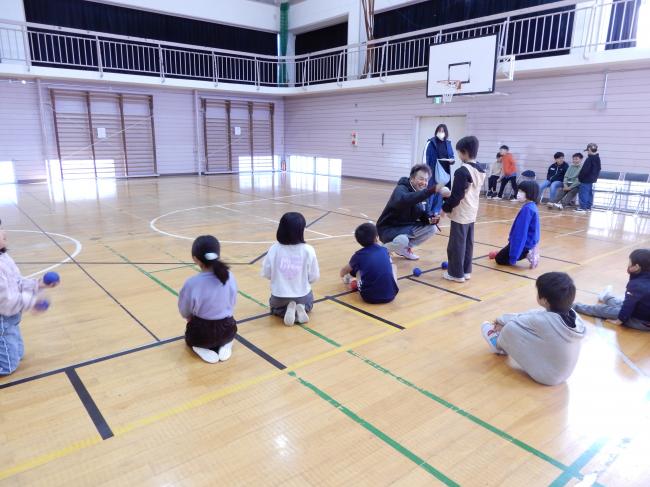 児童にボールを渡している審判の様子