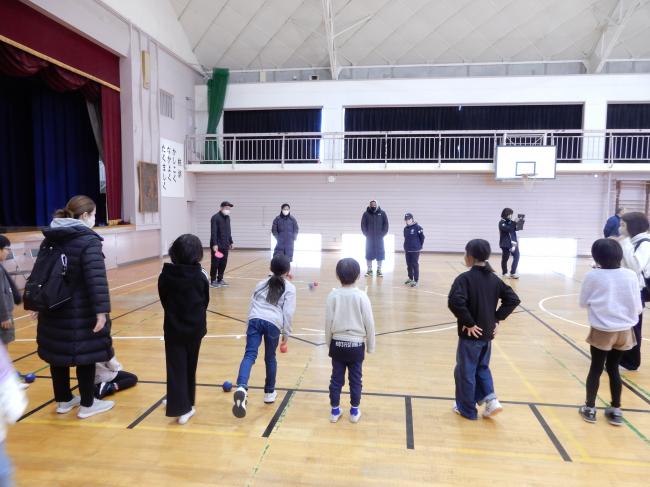 子ども達のボッチャの試合を見ている審判の様子