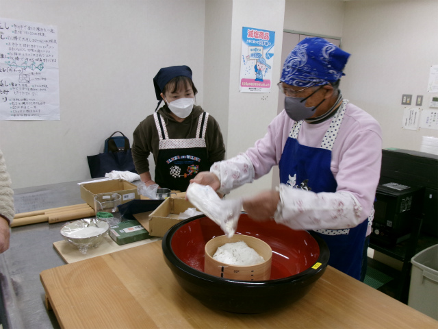 そば粉をふるにかける講師