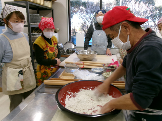 そば粉とつなぎ粉を混ぜる講師