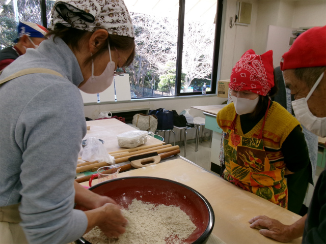 そば粉を混ぜる参加者