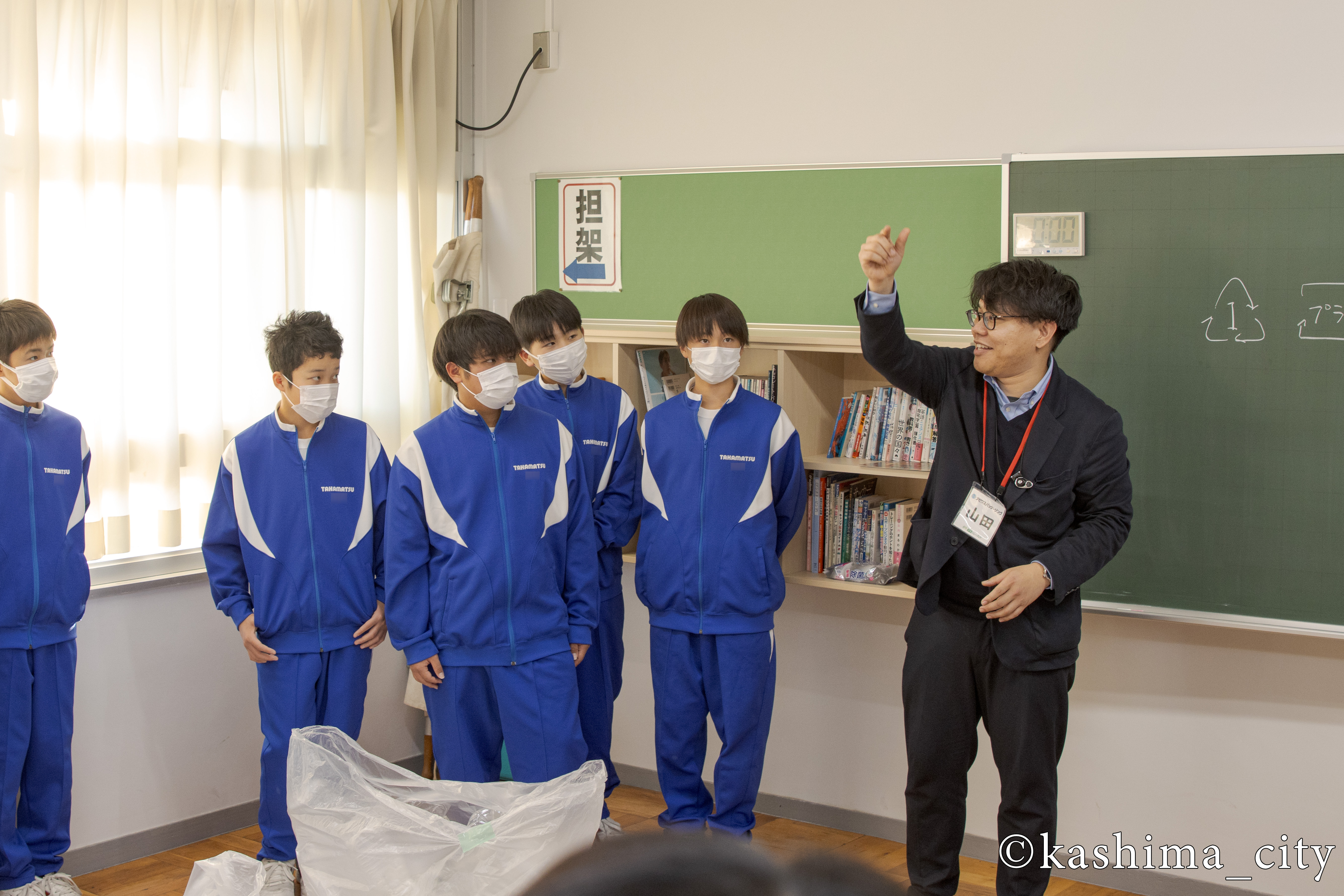 生徒に説明する講師