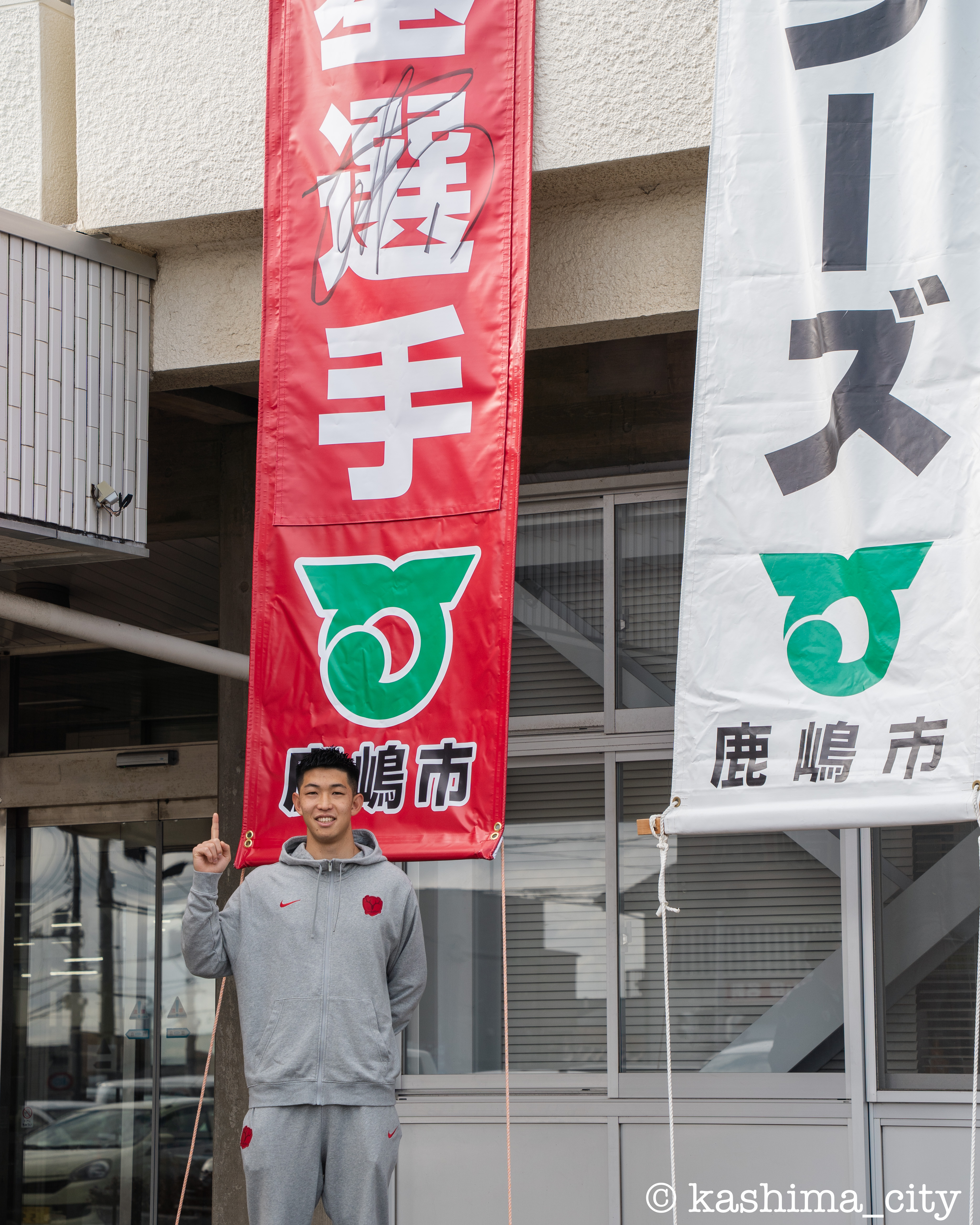 懸垂幕と早川選手