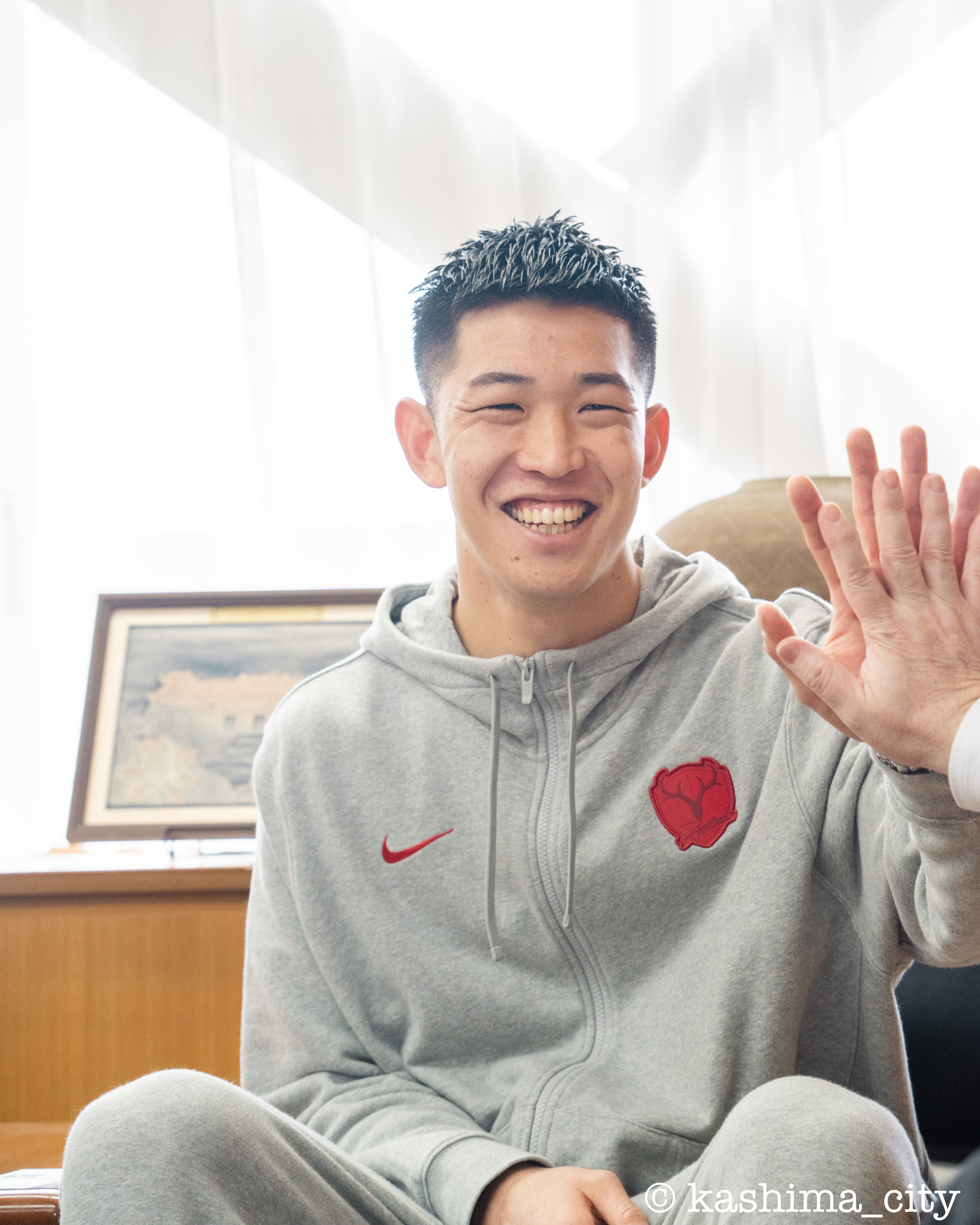 早川選手と手の大きさを比べる