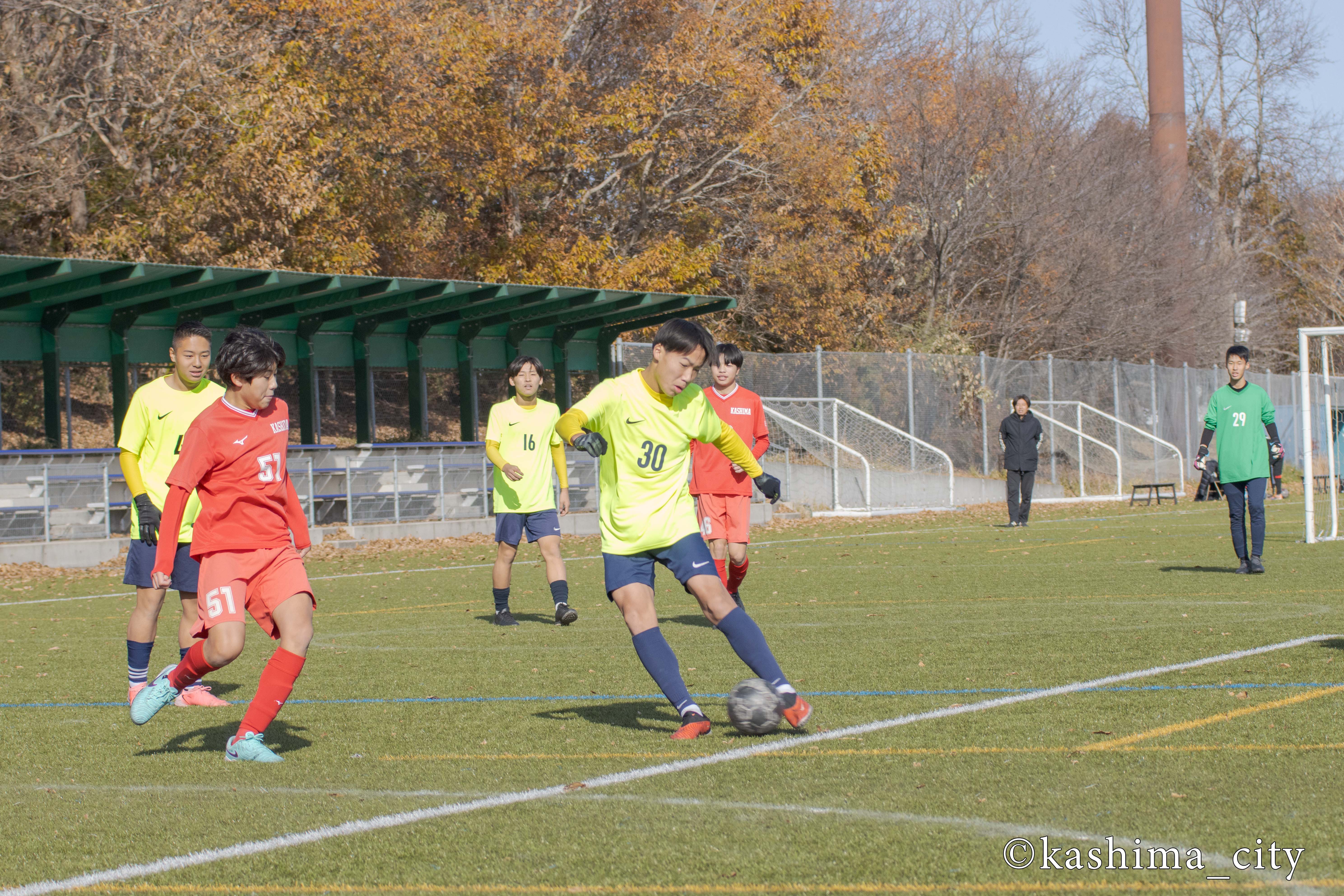 シュートを打つ中学生