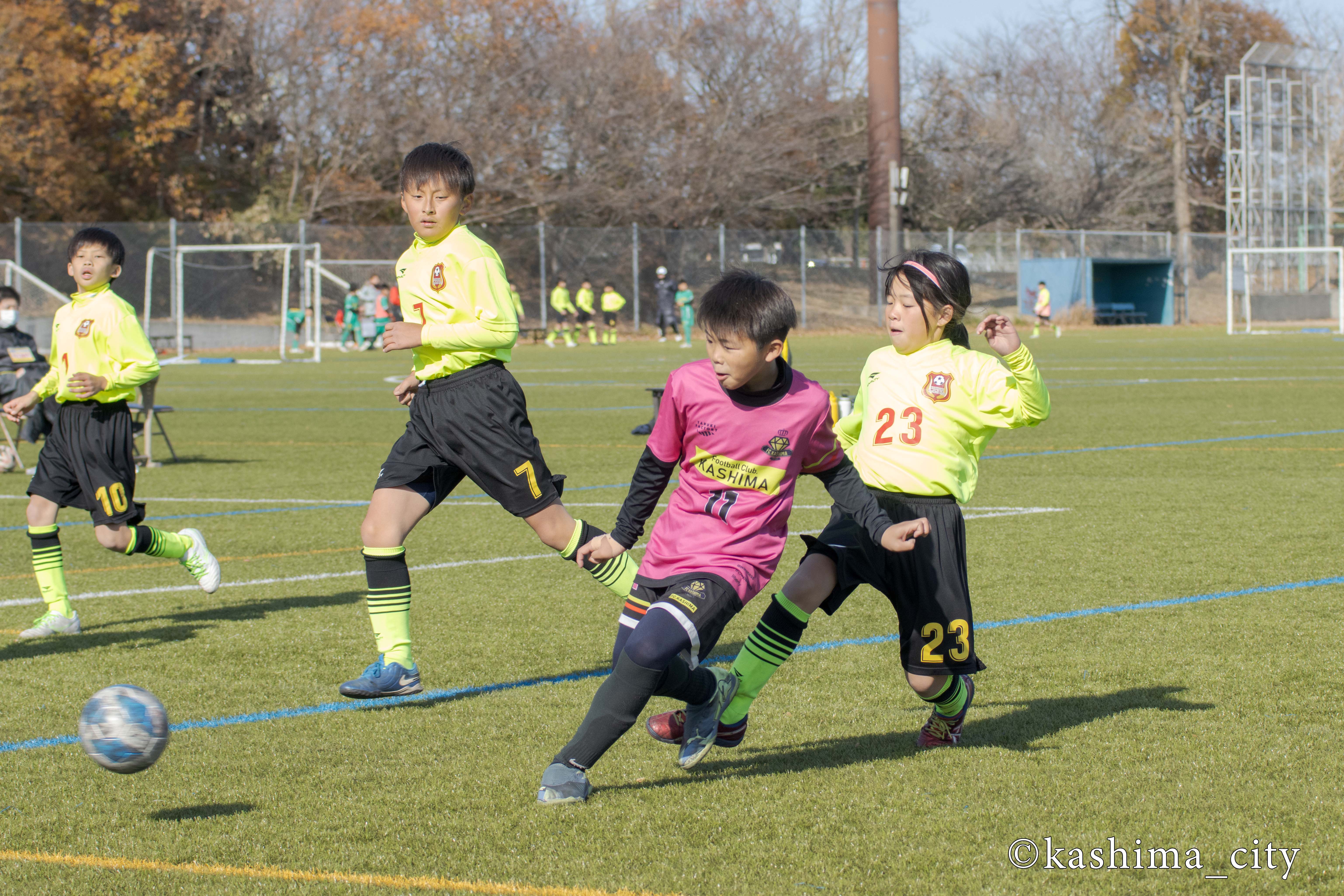 シュートを打つ小学生
