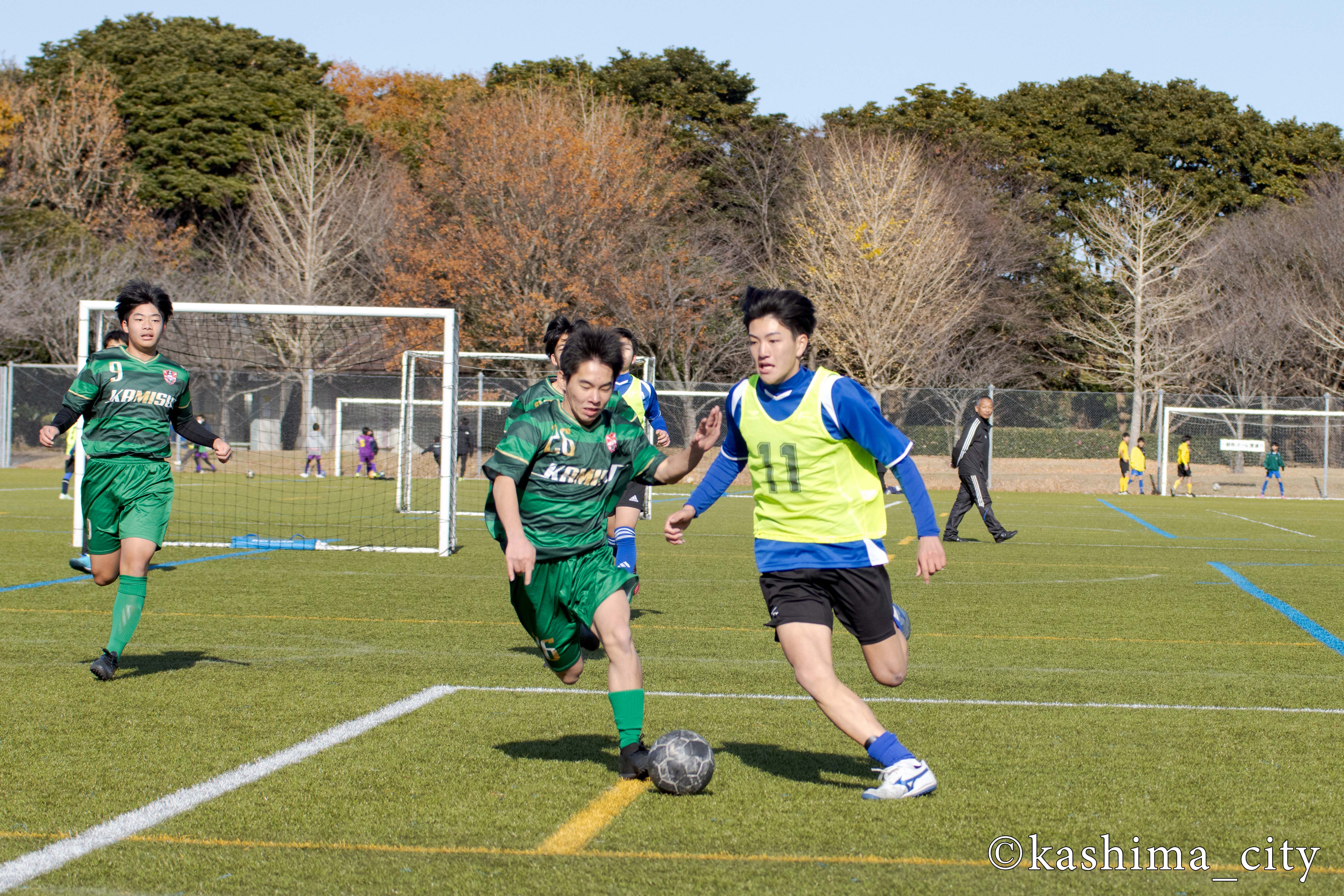 ドリブルをする中学生