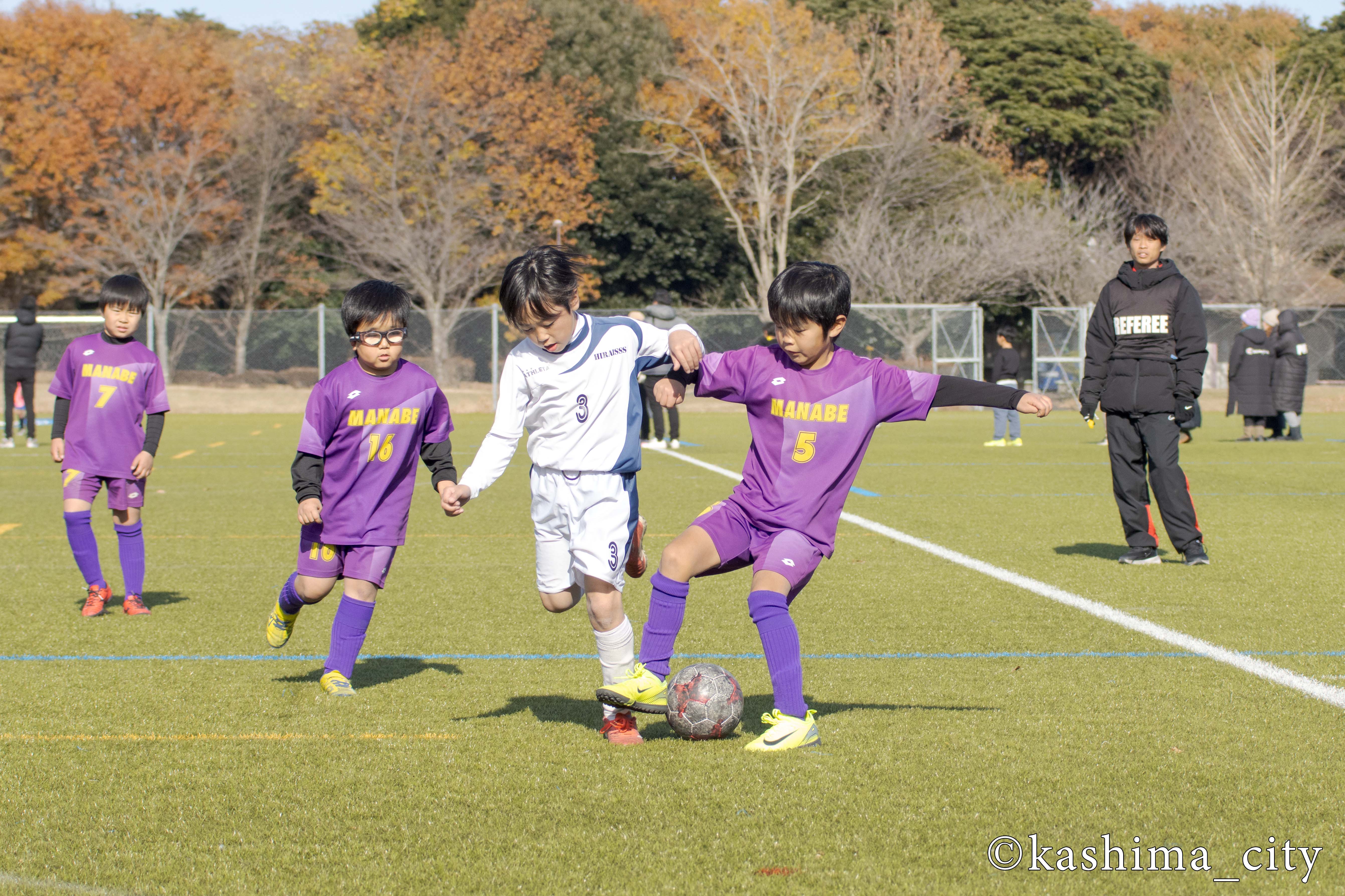 ボールを奪い合う小学生