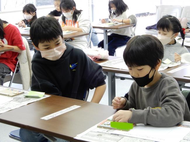 タイルを貼っている子どもの様子。