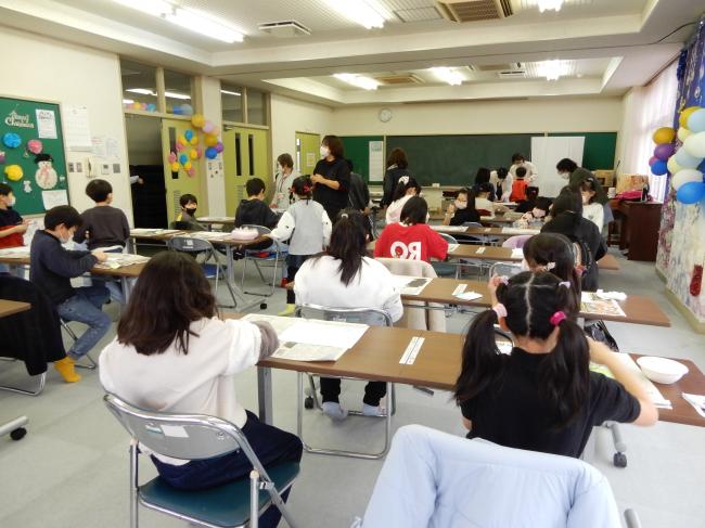 作品作りをしている教室全体の様子。