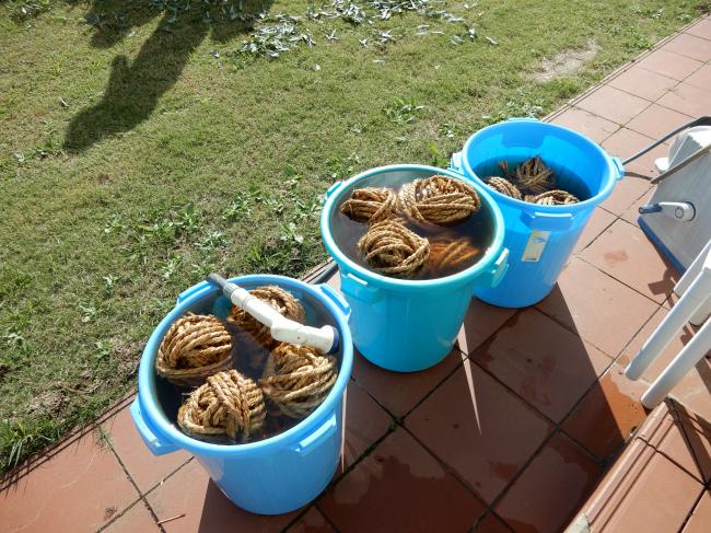 提灯の竹に巻く荒縄を水に漬けてある写真