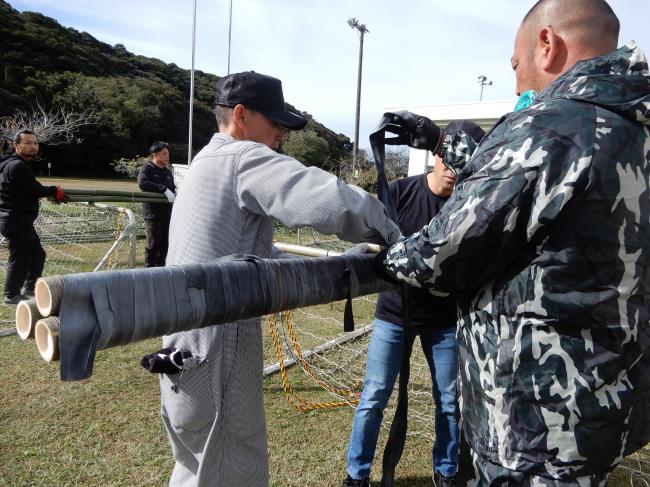 青竹にテープなどを巻いている写真