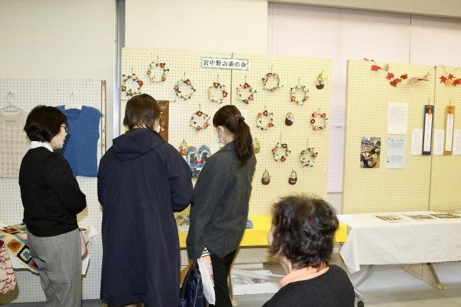 作品を眺めている写真