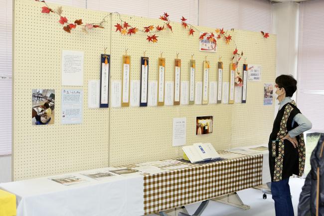 作品を見ている写真2