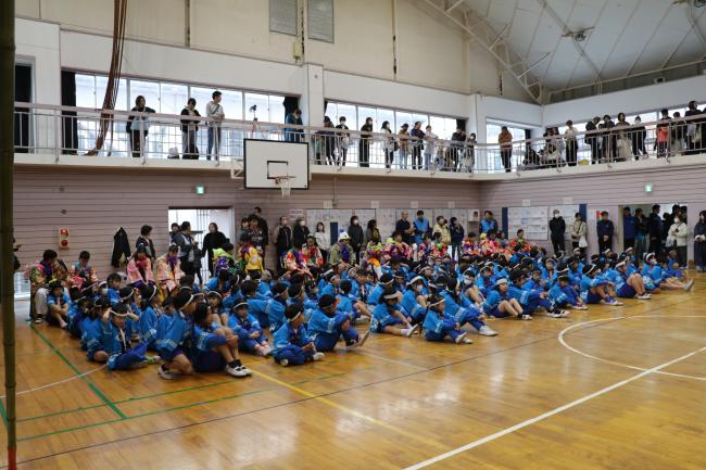 全校児童の写真