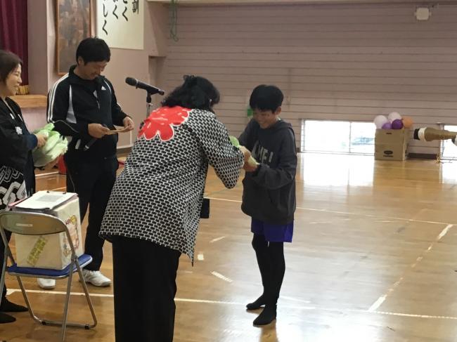 抽選に当たった児童が商品をもらっている写真