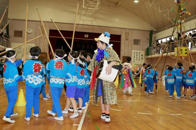際頭際で児童が太鼓を叩いてる様子