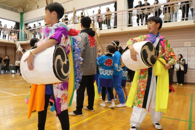 際頭際で太鼓を叩いている様子の写真