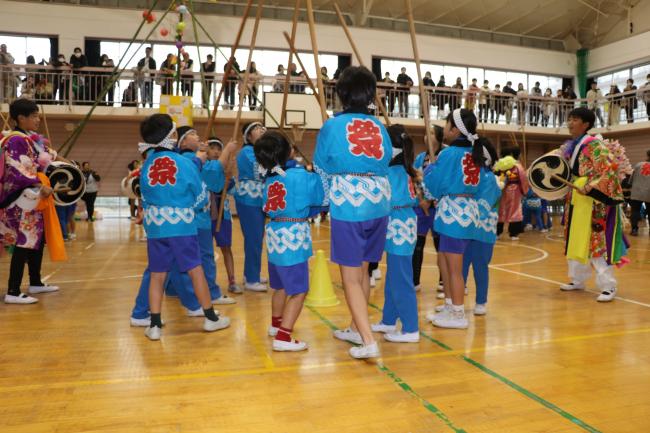 児童が樫棒を組み鳴らしている様子の写真