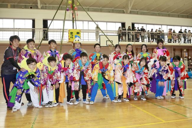 祭頭際の衣装を身に纏う児童の集合写真