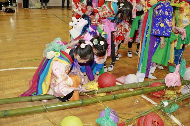 落ちなかったお菓子提灯をとっている写真1