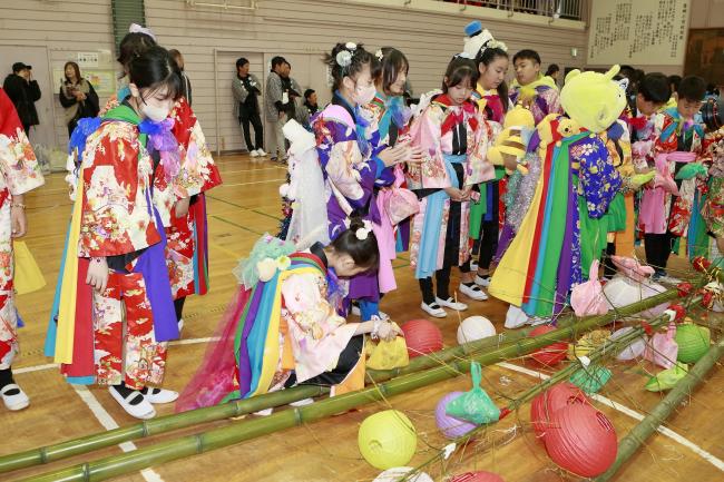 落ちなかったお菓子提灯をとっている写真2