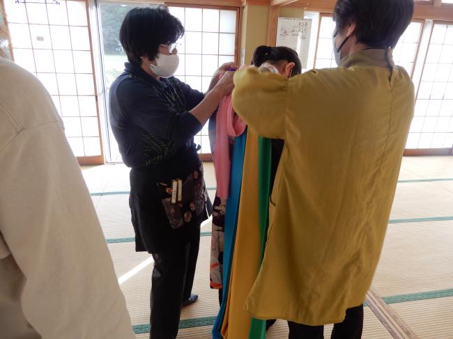 際頭際の衣装を着つけている写真