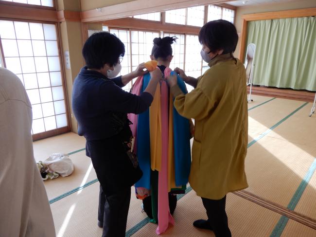 児童が三尺と着物を着つけている写真