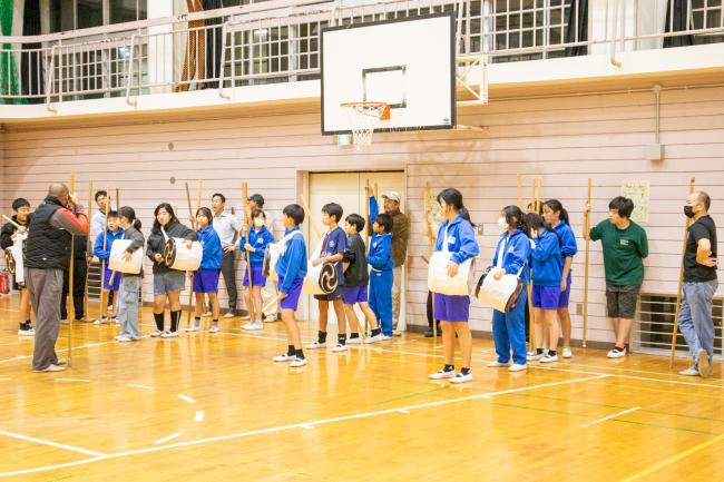 本番のように祭頭囃子の練習している写真
