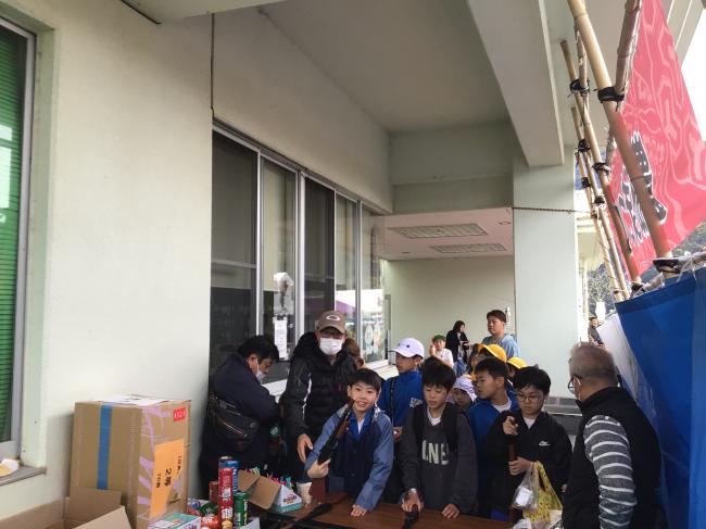 射的をしている子供たちの写真