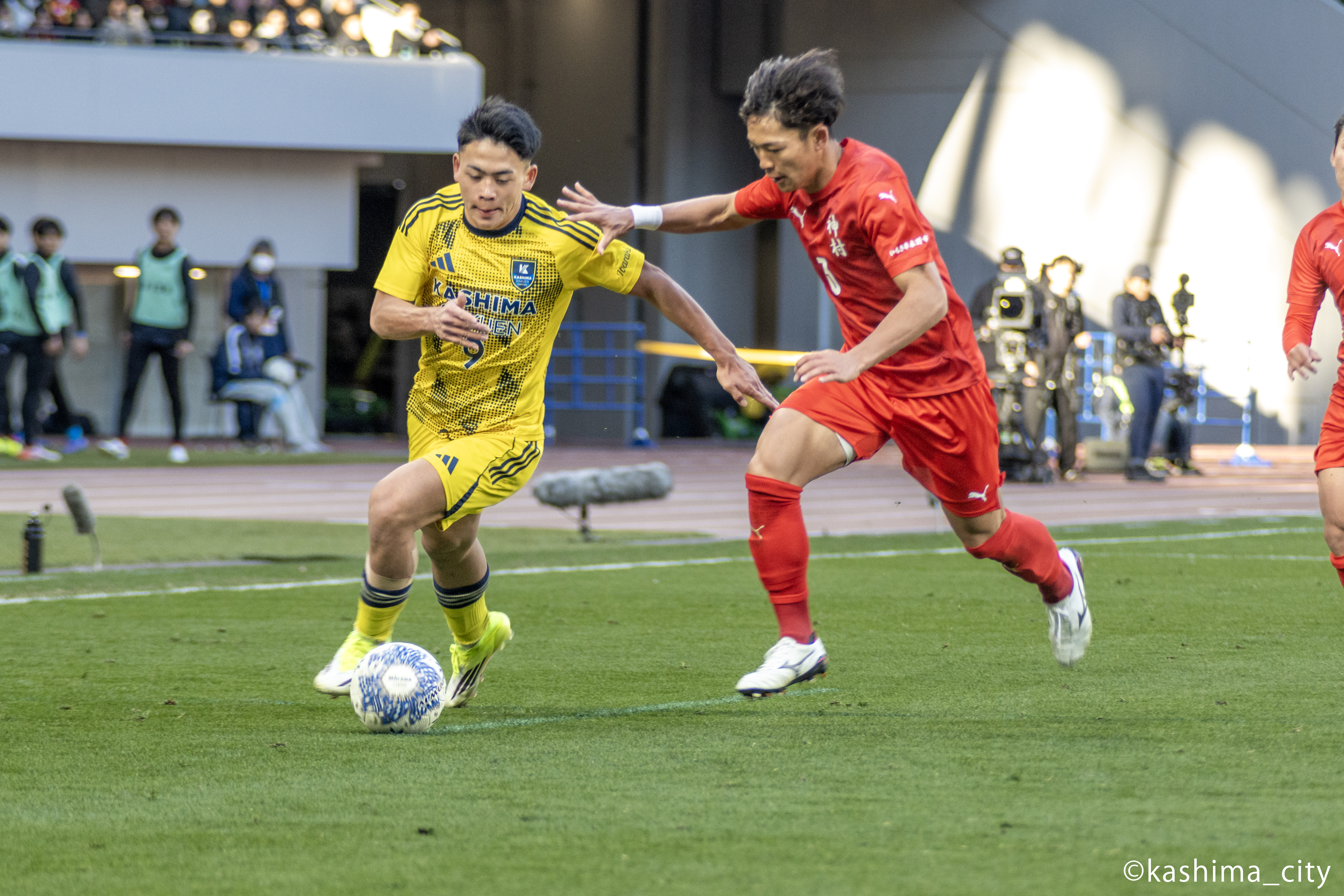 ドリブルをする内海選手