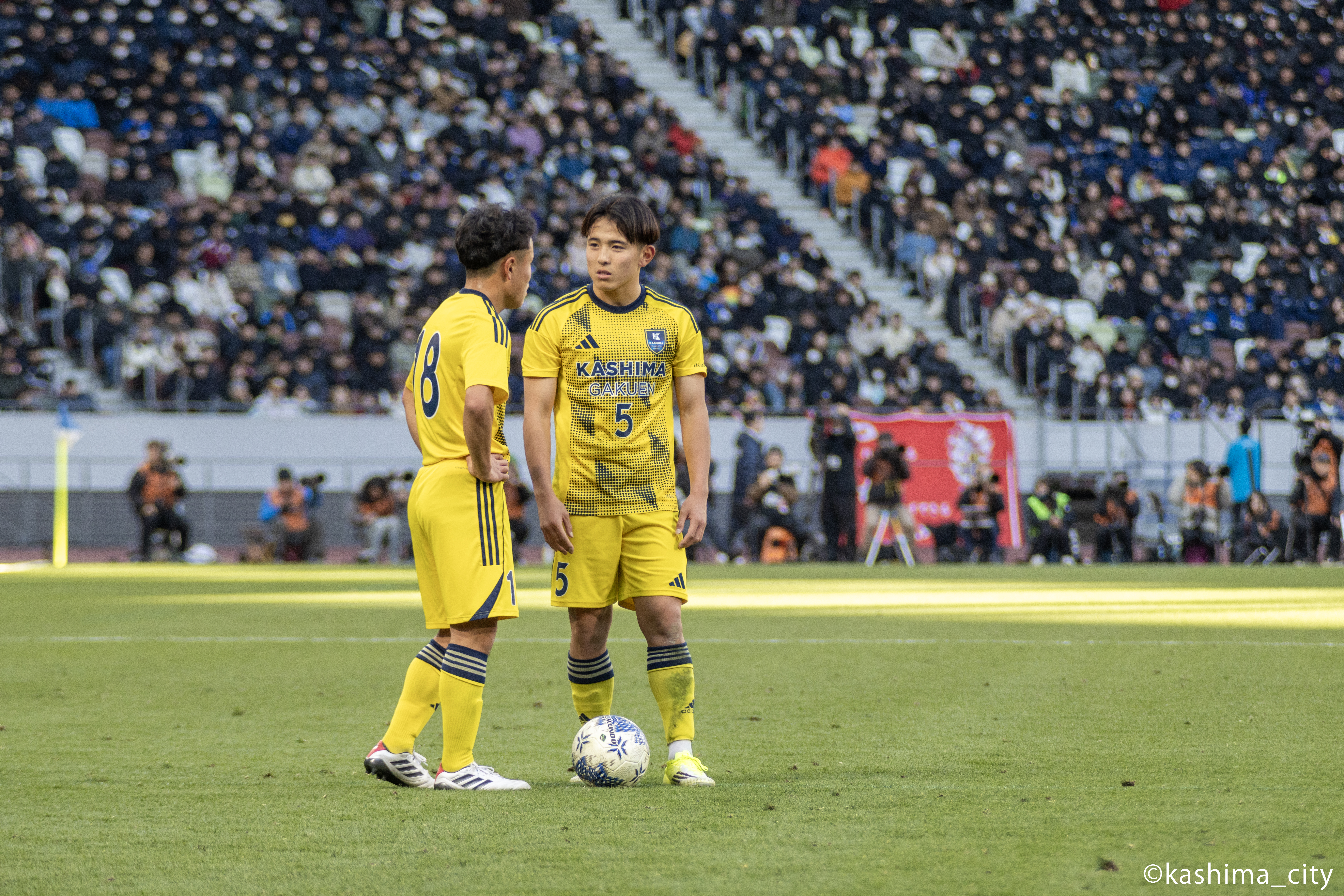フリーキック前の酒井選手と清水選手