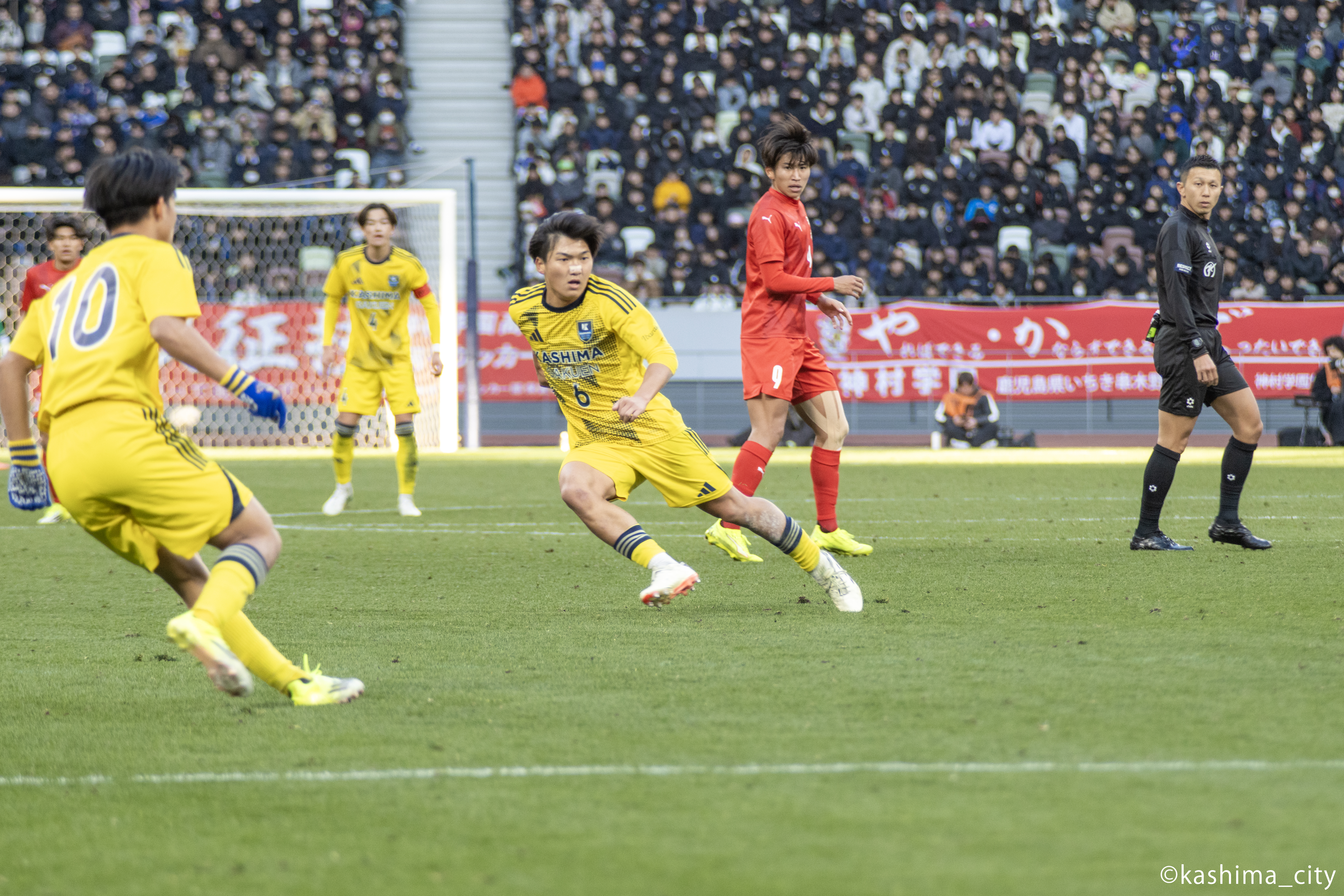 ピッチを走る木下選手