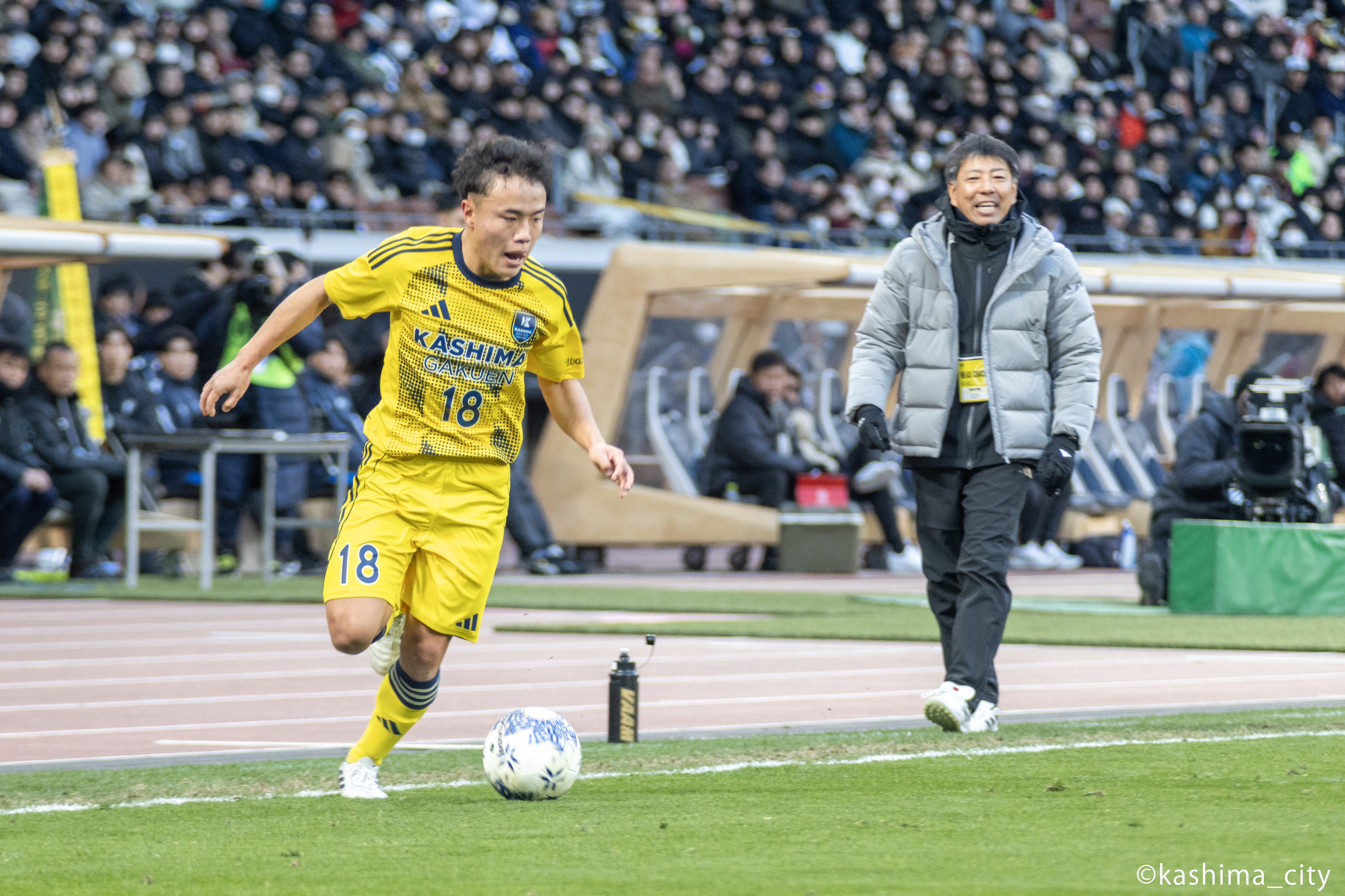 ドリブルする酒井選手