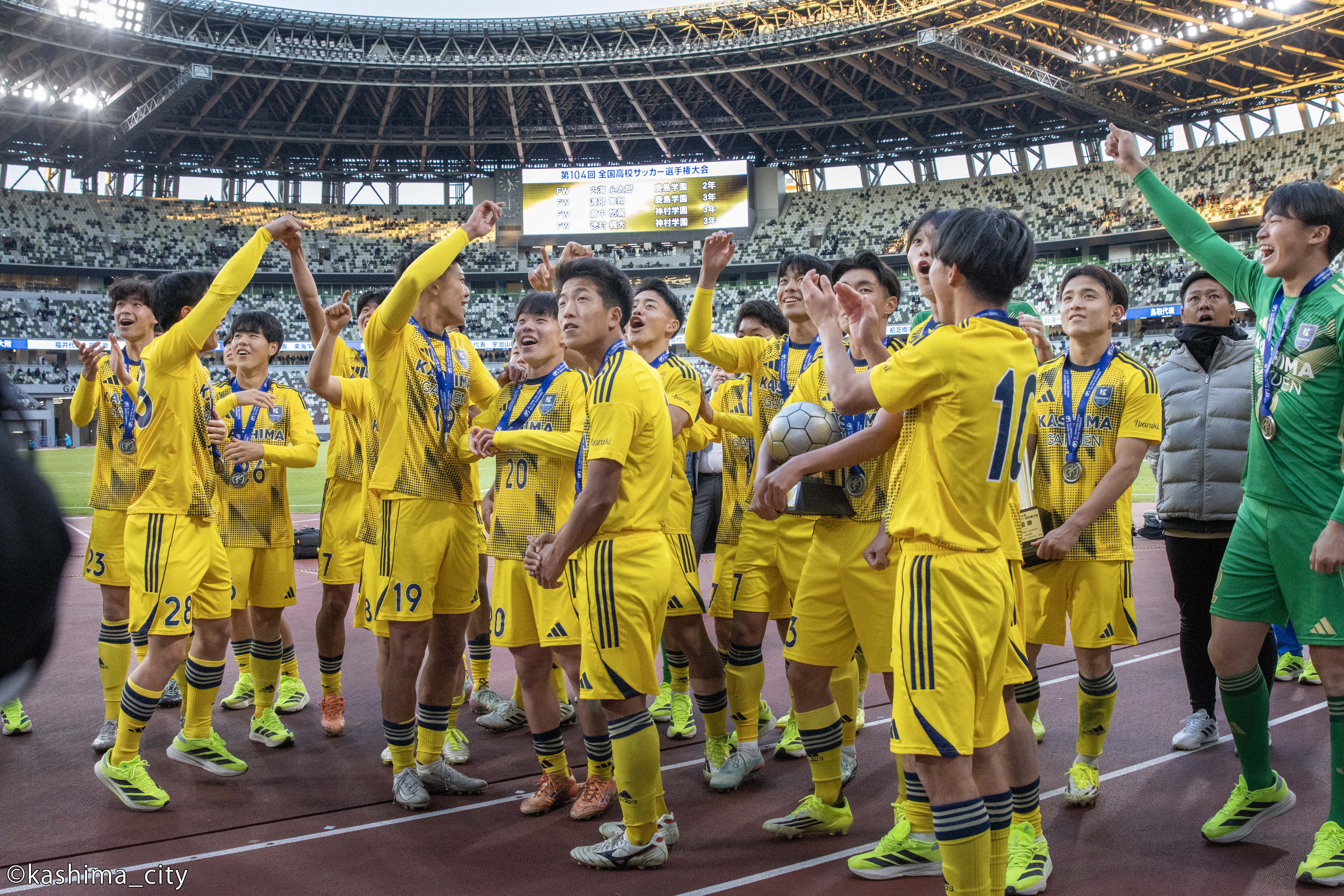 優秀選手の発表に喜ぶ選手たち