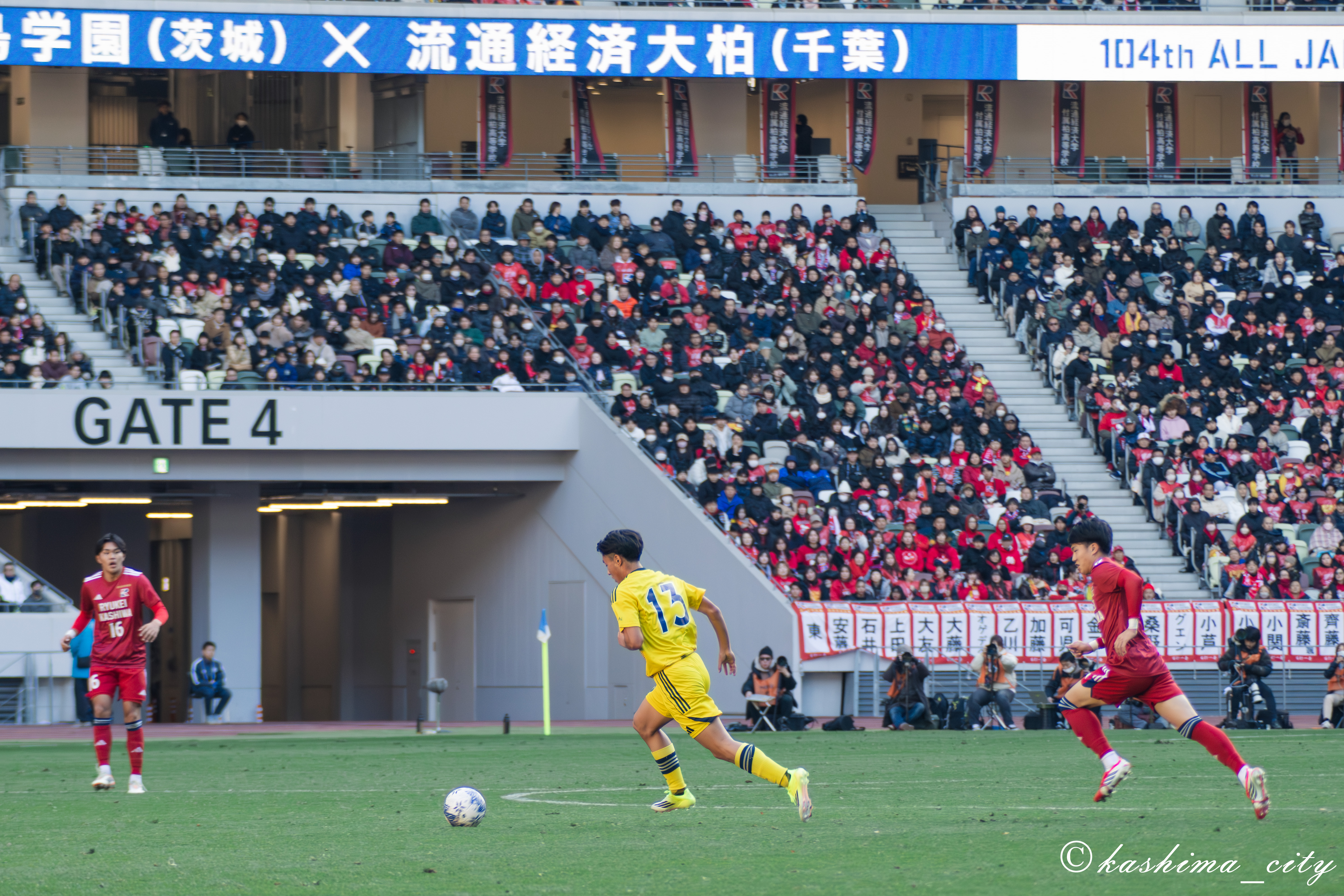 ドリブルする内野選手
