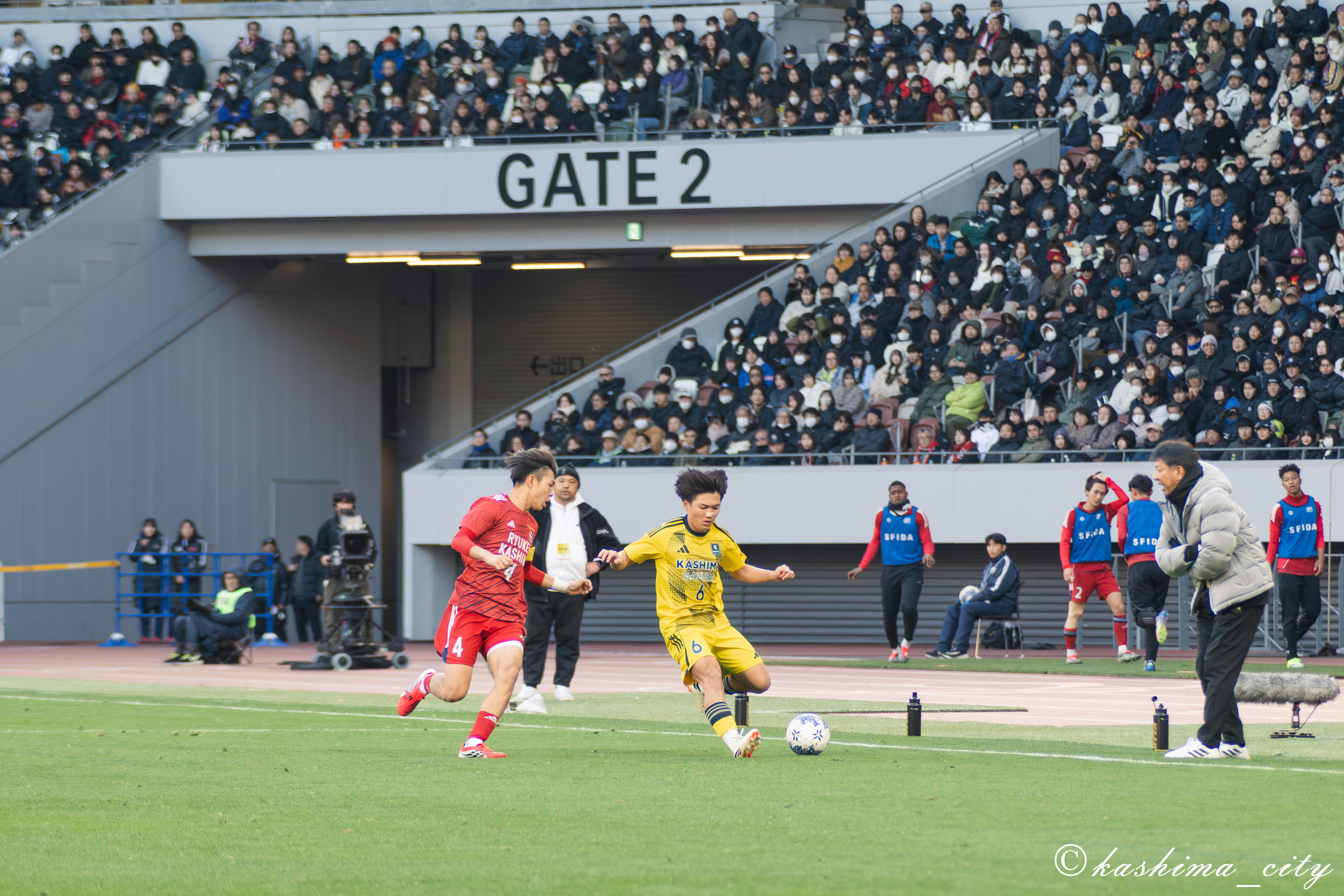 パスを出す木下選手