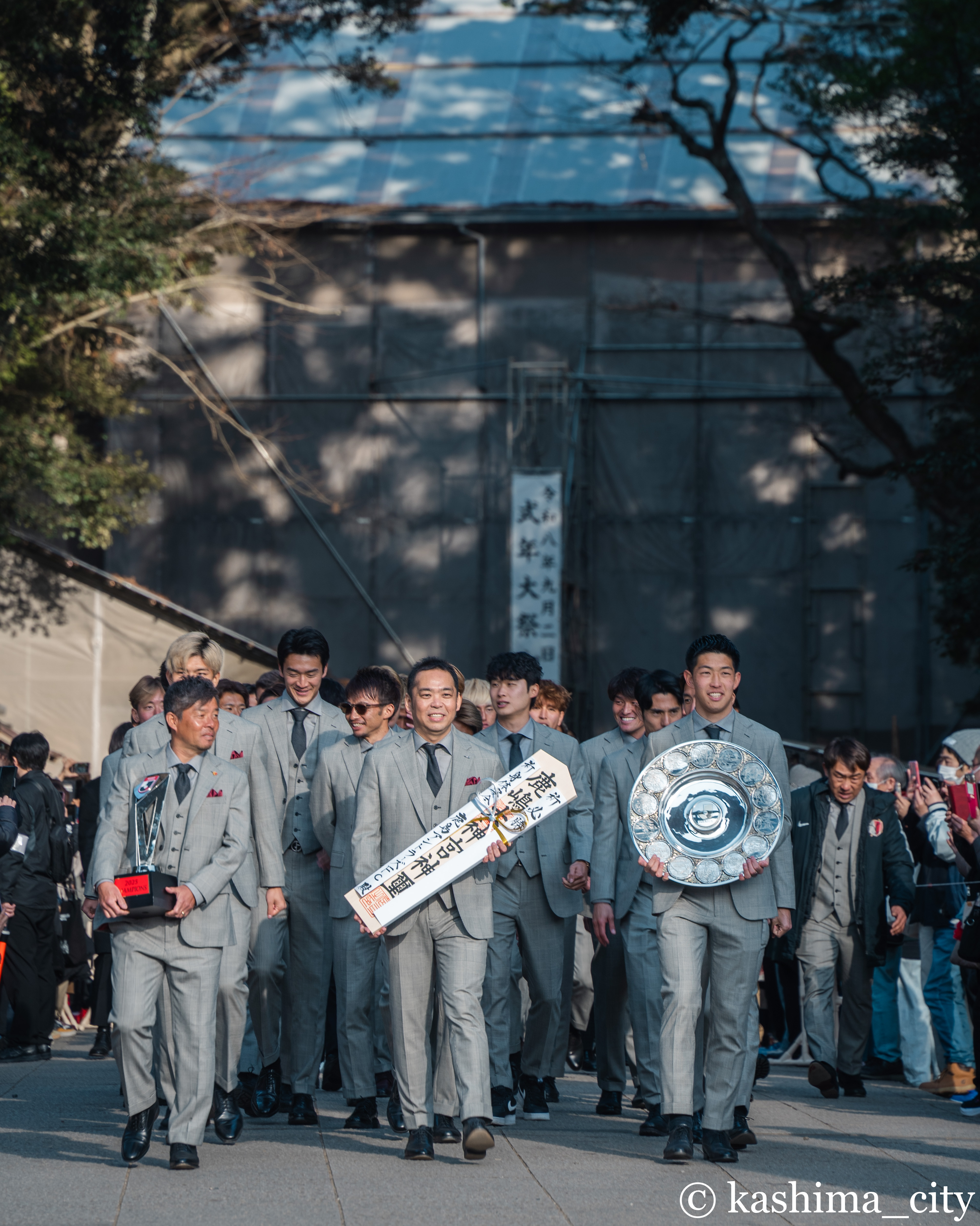 参道を進む選手たち