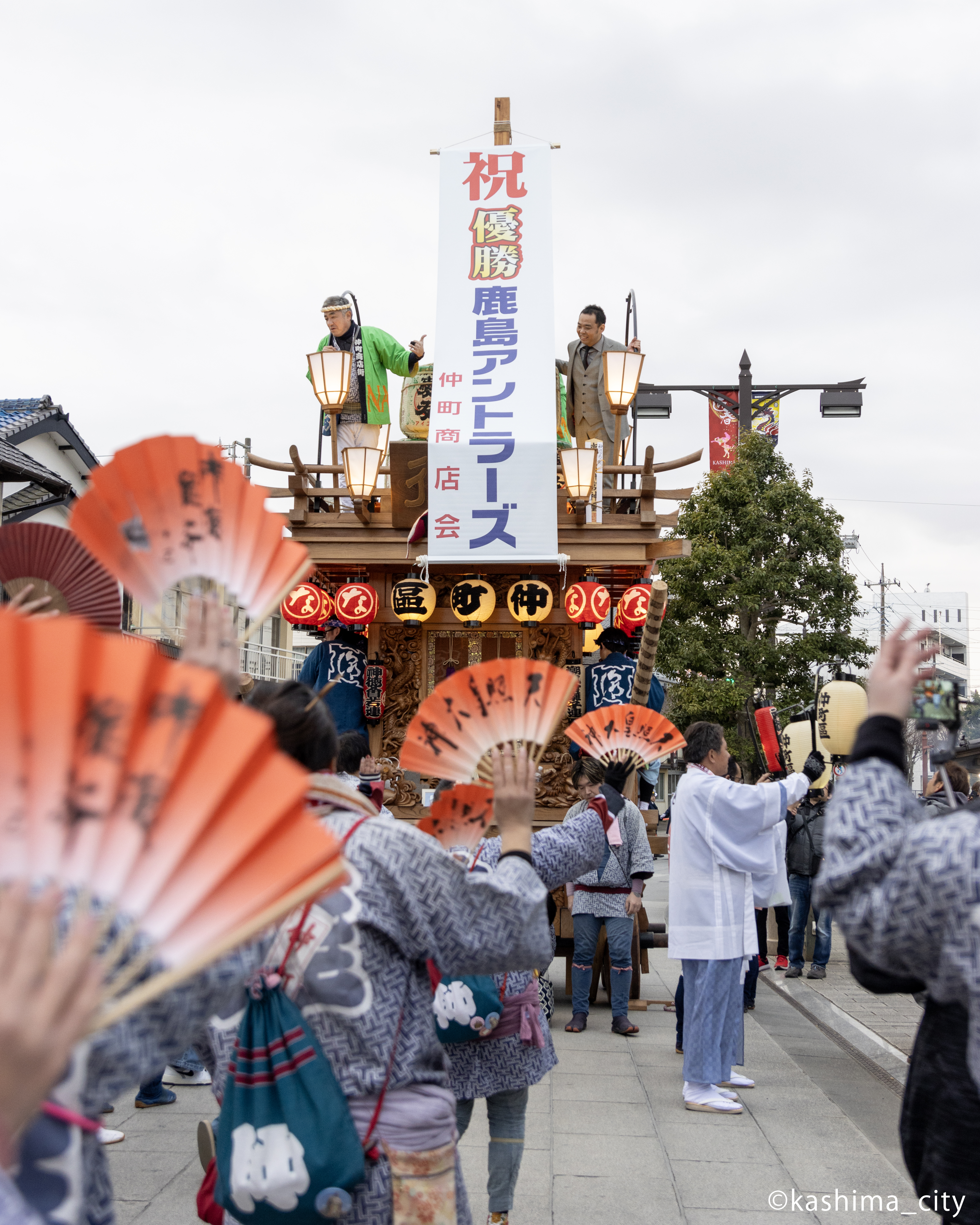 仲町の山車に上る小泉社長