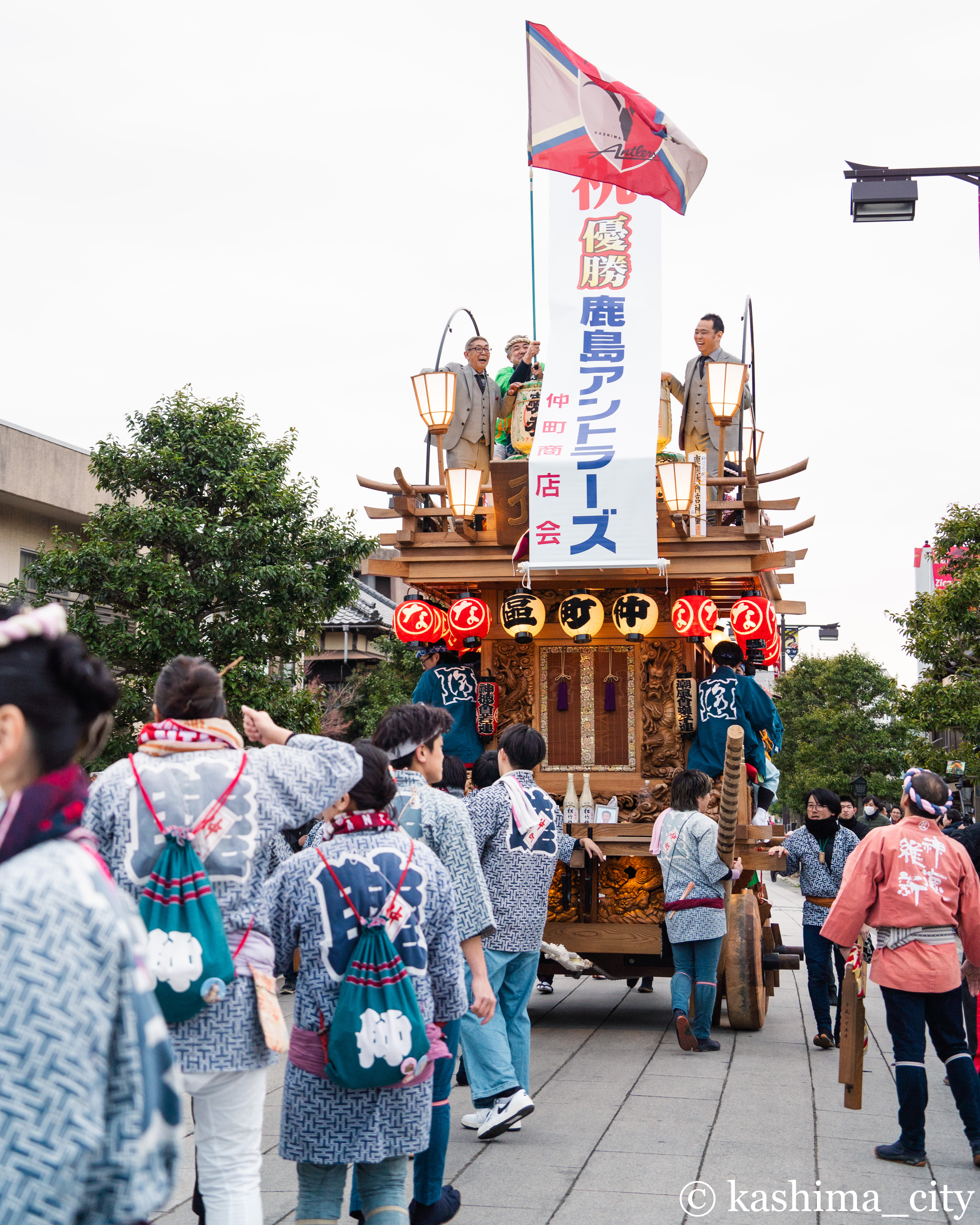 仲町の山車に上る小泉社長と鈴木副社長