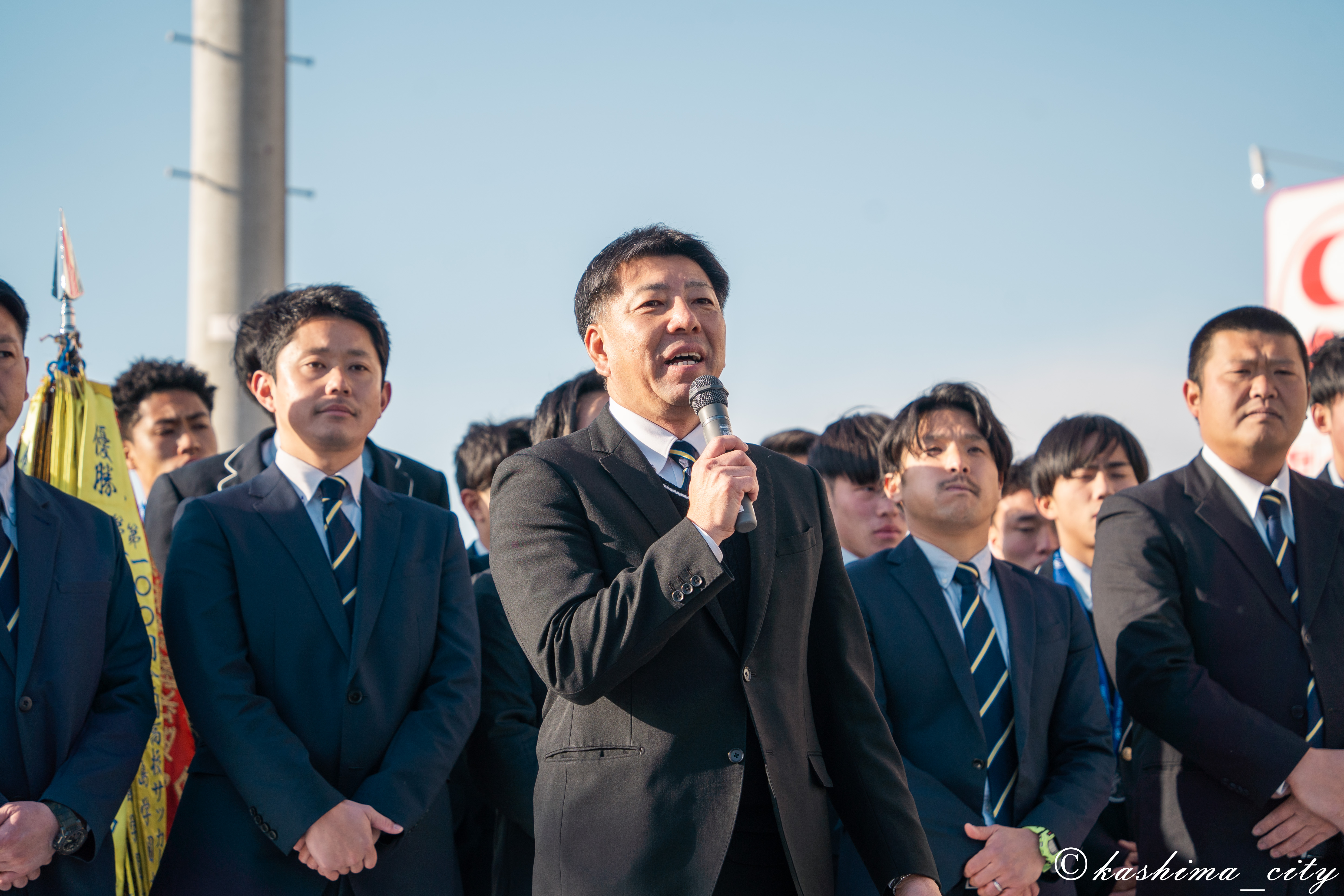 男子サッカー部の鈴木雅人監督