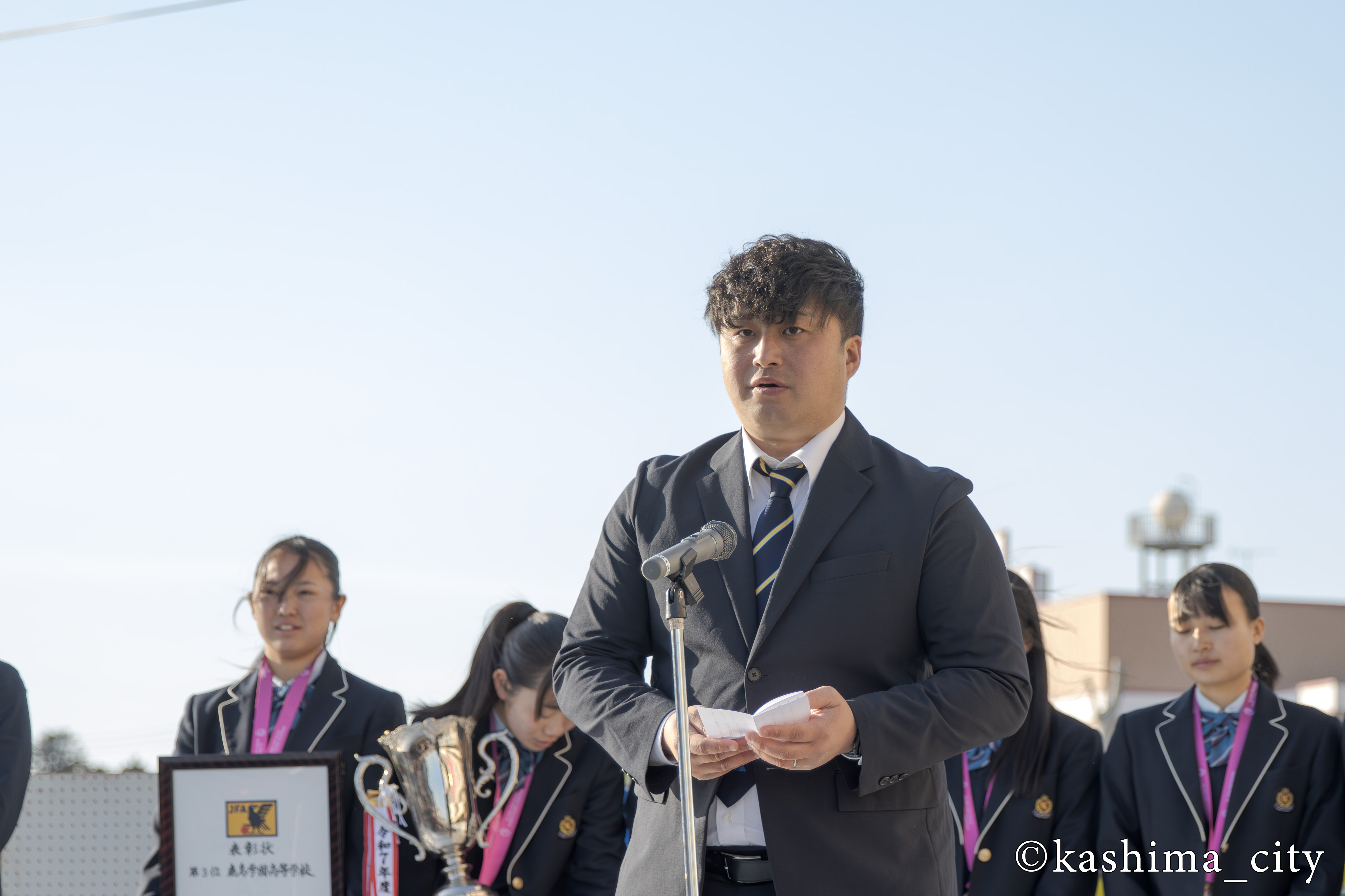 女子サッカー部の晝間健太監督