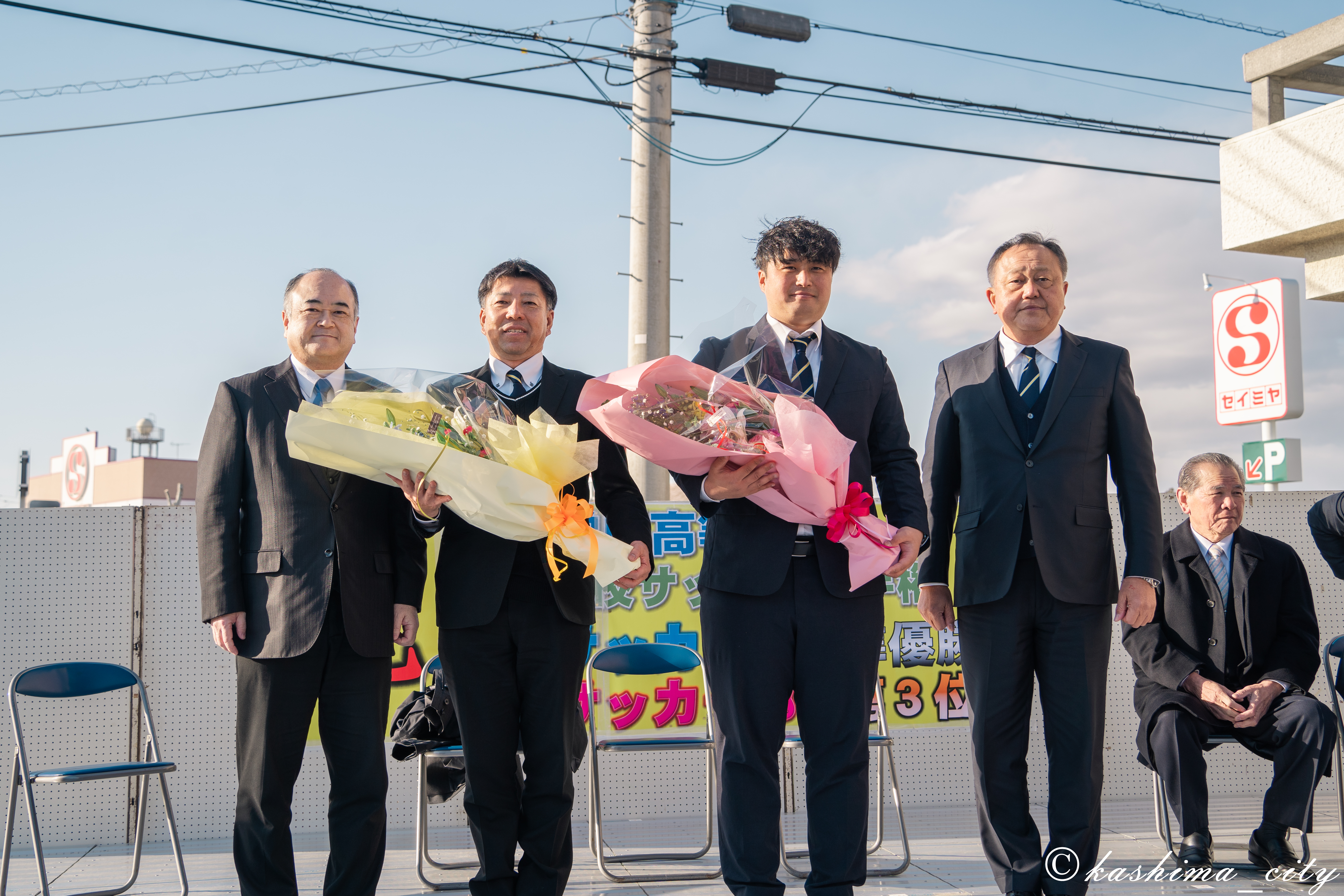 花束を受け取る鈴木監督と晝間監督